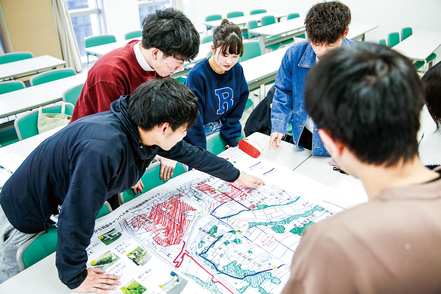 岐阜聖徳学園大学 歴史の街・岐阜を教材にし、歴史・地理・文学についてフィールドワークなどで学びます。未来を考え、前進する力を養います。