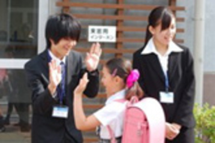 岐阜聖徳学園大学 〔学校ふれあい体験〕1年次から現場に出て、学校教育の中心を担う指導力、協調性を養います。