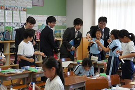 岐阜聖徳学園大学 〔教育実践観察〕授業や学級経営を参観し、「学ぶ側」から「教える側」へ考え方を転換していきます。