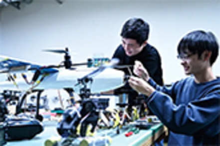 静岡理工科大学 理工学部では従来の学科制から、様々な分野を横断的に学べる体制へ移行し、現代のニーズにあわせた人材を育成