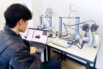 愛知産業大学 「ラピッドプロトタイピング」は、製品のアイデアを、素早く &ldquo;かたち&rdquo; にするためのハードウェア技術を身につける科目です