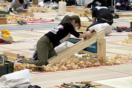 愛知産業大学 技術・技能を競う「技能五輪全国大会」などへの参加をめざします。高いレベルにふれることで、建築への理解・精度も向上します