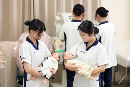 日本保健大学 シミュレーションセンターの演習で多様な現場に応える力を培います