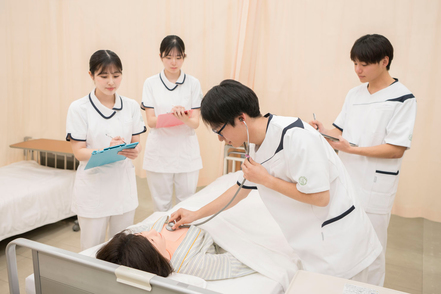 横浜創英大学 授業は複数の教員でサポートする体制が整っていて、理解度を確認しながら進めています。