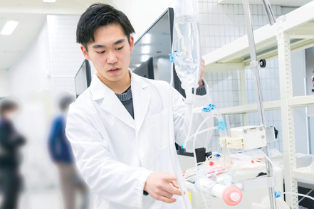 東都大学 様々な機器に直接触れ、現場をイメージしながら学習します