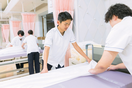 東都大学 充実した設備を使い、実務経験が豊富な教授から実践的な技術を修得します