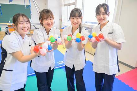 東京保健医療専門職大学 オープンキャンパスでは本学の学生スタッフが対応いたします。普段の学校生活や勉強のことなど不安や疑問にもお答えいたします。