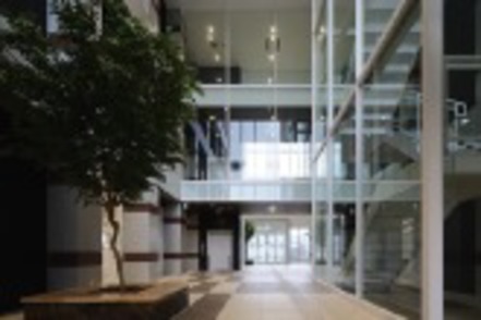 医療創生大学 吹き抜けの玄関ホールで、皆様の来校をお待ちしております！