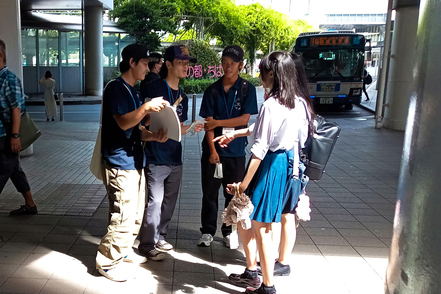 敬愛大学 学外でのフィールドワークの様子。課題解決型のアクティブな授業で社会人基礎力が身につく