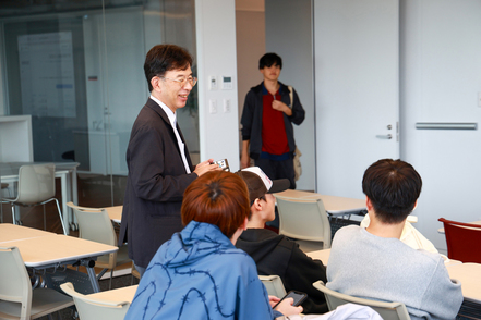 敬愛大学 少人数制のゼミでは、グループディスカッションやプレゼンテーションの機会があり、活発な意見が交わされる