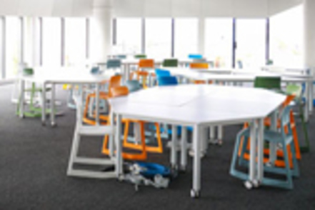 敬愛大学 とても明るく開放的な雰囲気の教室をはじめ、様々な学びに適した環境や施設を整備