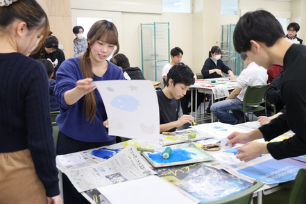 敬愛大学 学生が児童役となって版画制作を体験し、図画工作の指導ポイントを学ぶ授業