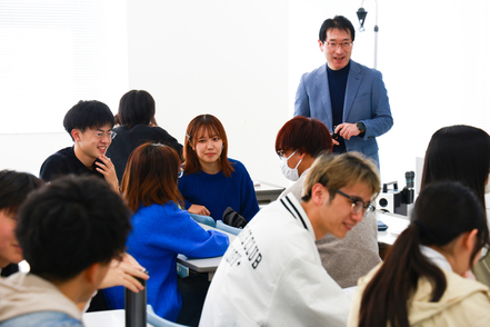 敬愛大学 英語でコミュニケーションを図る授業の様子。日常的な話題やグローバル社会における諸課題を英語を使って学ぶ