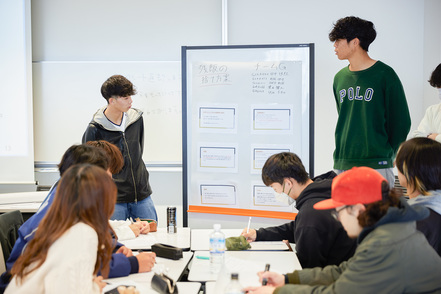 桐蔭横浜大学 仲間とともに異なる分野の知を組み合わせて、地域社会や企業が抱える身近な課題について仮説を立てます。