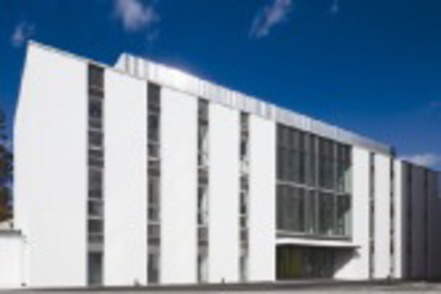 桐蔭横浜大学 臨床検査技師養成のための最新の医療機器や研究機器を整備した医用工学部実習棟。