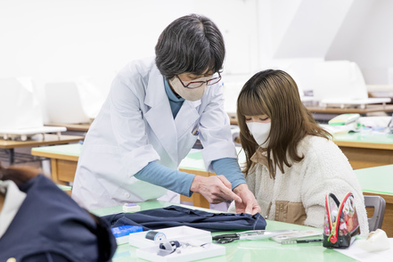 東京家政学院大学 「ファッション造形実習A」実際に衣服を制作しながら、ファッション表現の基礎となる衣服の構造や構成方法を学びます