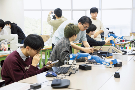 千葉工業大学 入学直後からロボットづくりに挑戦