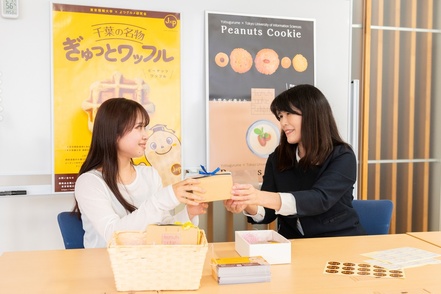 東京情報大学 情報学はプログラミングだけではありません。メディア、経営学など、社会を生き抜く力を身につけます。