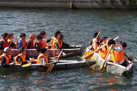 関東学院大学 学生がコンクリートを材料にカヌーを制作して大学前の川でレースを行います。初秋の名物行事です。