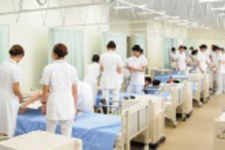 関東学院大学 病院の病棟をイメージした実習室では、実践的な学びを行います。