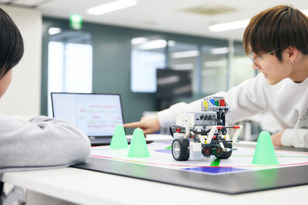 関東学院大学  システム開発演習では自律移動ロボットの制御システム設計を題材に、統一モデリング言語を用いた設計手法を学びます。