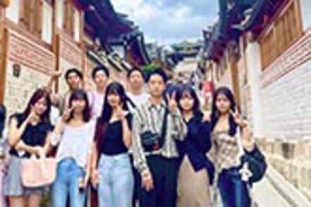 聖学院大学 「韓国フィールド研修」では韓国のソウルに行き、魅力的な観光地としてどう発展したのか、インバウンド政策を現地で確かめます。