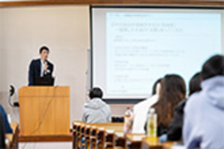 聖学院大学 金融教育では大手銀行の行員を講師に招き、資産形成や、会社への融資の実際についてワークを通しながら学ぶことができます。