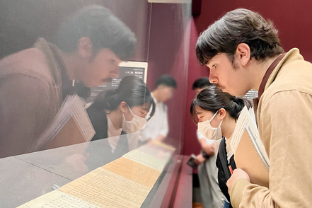 聖学院大学 日本文化学科は司書や教員免許（国語）の取得が可能。博物館や神田古書街でのフィールドワークで本物に触れる経験も。