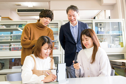 聖学院大学 併設の大学院では、国家資格「公認心理師」の取得に対応したコースを開設。2023年度公認心理師試験合格率100%を達成！