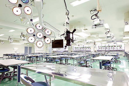 東邦大学 [解剖学実習室]実習台にモニターを完備した最新設備。映像の活用で実習がより効果的に