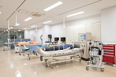 東邦大学 [臨床技能学修センター]医療現場を模して、チーム医療を実践トレーニングするための施設です