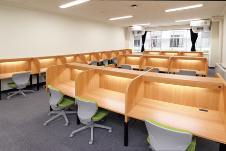 東邦大学 [ラーニング・キューブ]個人学修スペースを77席分用意。集中して自主学修に取り組めます