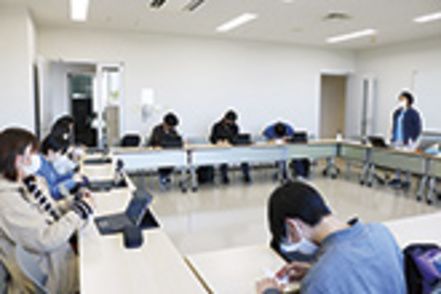 中央学院大学 少人数ゼミナールなどの参加型学修によって、問題を発見・解決する力を磨きます