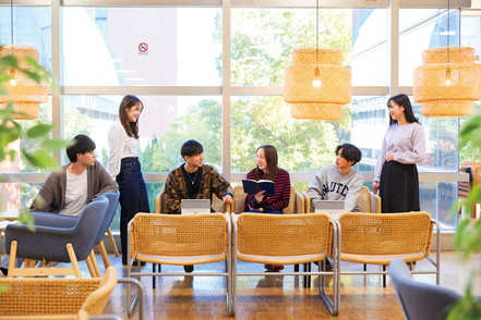 中央学院大学 友達とランチやおしゃべりを楽しむならココ！本学の学生なら誰でも利用できる学生会館Viaはとても広くて開放的です！