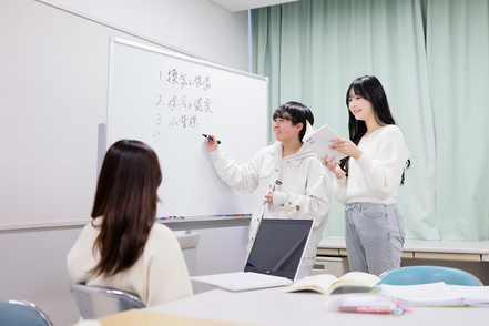 西武文理大学 看護専門職の基本要件であるホスピタリティを大学生活のさまざまな場面で感じ考えながら、自身のホスピタリティを発見し育てます