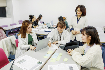 共立女子大学 演習科目では文学作品の読解や美術作品の鑑賞に、実習科目ではシナリオや各種メディア制作などに取り組みます