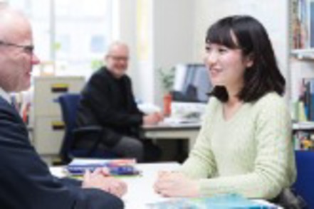 共立女子大学 英語、フランス語、中国語のいずれかを１つ選び、「専修外国語」として深く学べます。留学生は日本語を選ぶことも可能です