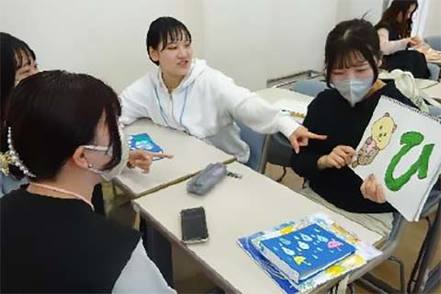 共立女子大学 実習に向けて、日誌の書き方や指導計画の立案を学びます。体験談や講話から準備を進め、振り返りで課題を明確にします