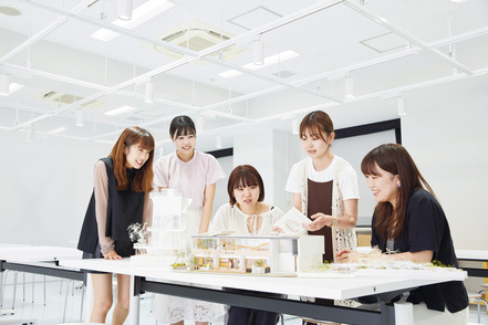 共立女子大学 2023年4月に開設した学部です。美術の視点から、建築・デザインを学びます