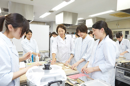 共立女子大学 【食物栄養学科】多様な実験や調理学実習などを通じ、班内外で協力しながら作業し、協働する力やリーダーシップを養う
