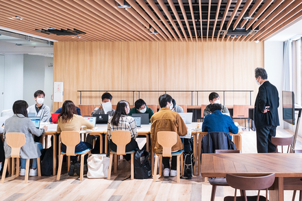 國學院大學 少人数で学ぶ「ゼミナール」と、グループワークやフィールドワークが中心の「演習科目」を学びの柱としています。