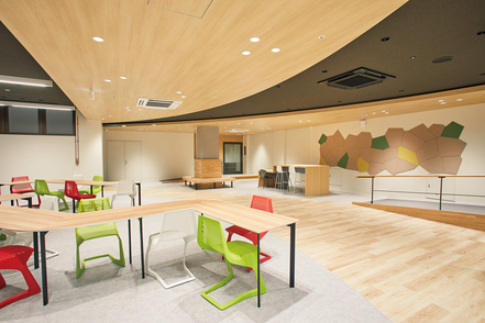 國學院大學 横浜たまプラーザキャンパスには、自習やグループワークに適したフリースペースも充実しています。