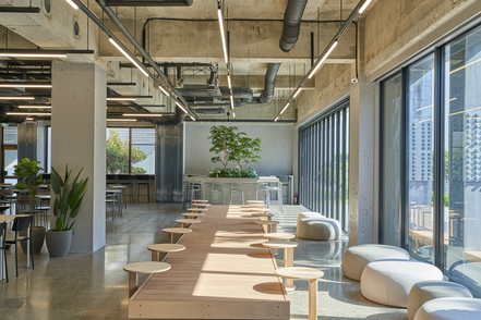 東京工芸大学 リニューアルした食堂は、スタイリッシュな家具で統一され、カフェテリア感満載！開放感のあるテラス席も用意しています。