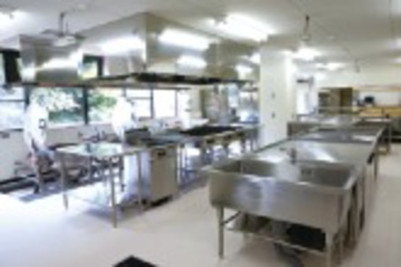文教大学 充実した調理実習施設・設備を使って、管理栄養士としての技能を磨きます
