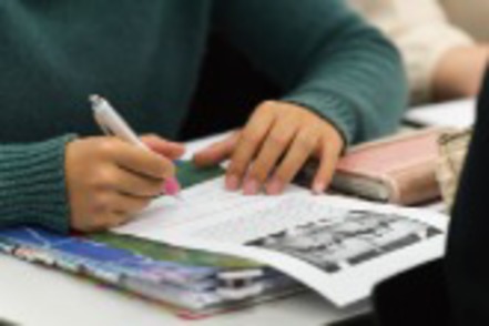 文教大学 各言語圏の文化を深く掘り下げて、多角的な視野と深い見識を育みます