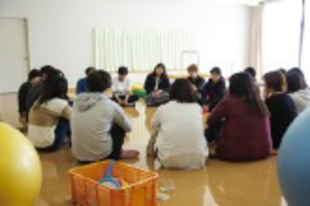 埼玉工業大学 臨床心理学の研究風景。「落ち込んだ気持ちを立て直すには？」などのテーマ内容をじっくり話し合います