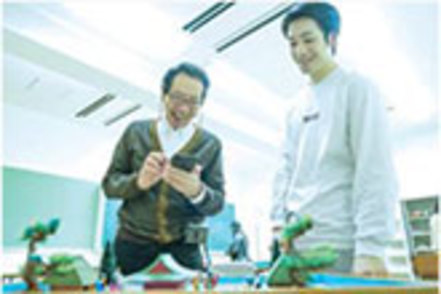 埼玉工業大学 コミュニケーション技法、箱庭療法や心理検査の施行体験など、心理臨床に不可欠な技能を体験的に学ぶ演習授業の様子です