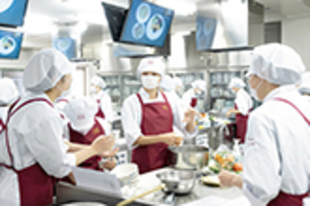 駒沢女子大学 「給食経営管理実習」では、特定給食施設を模した実習室で大量調理を実践します。