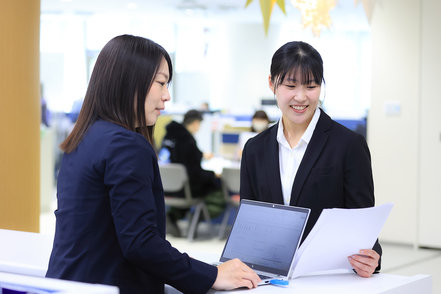 日本医療科学大学 履歴書添削や面接練習等、就職活動で悩みがちな部分をサポート。個別相談で、学生の希望や適性に沿って支援を行っています