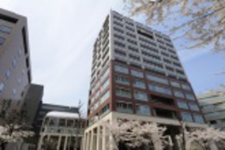 二松学舎大学 書道等の専門教室や協同学習空間ラーニング・コモンズを備えたメインの九段キャンパス1・2号館